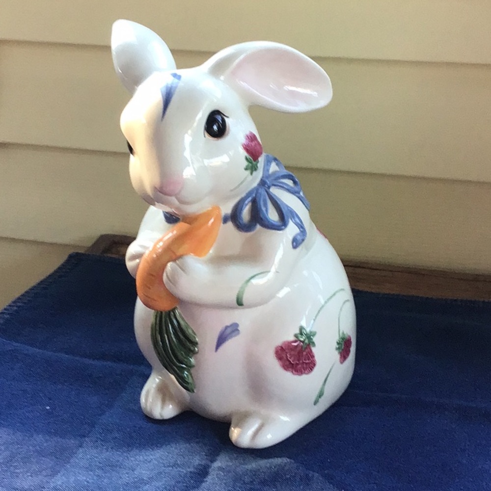 Excellent condition of Lenox Bunny cookie jar with original sales tag.  Lenox